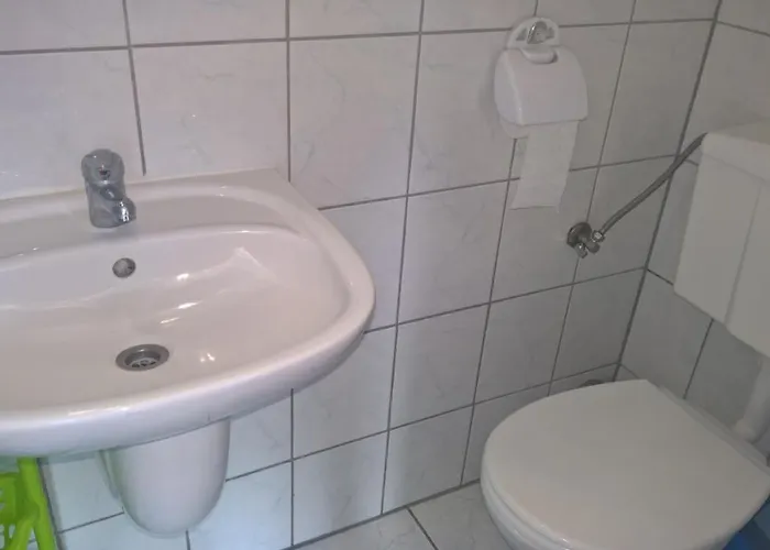 לינה וארוחת בוקר Irys 3*